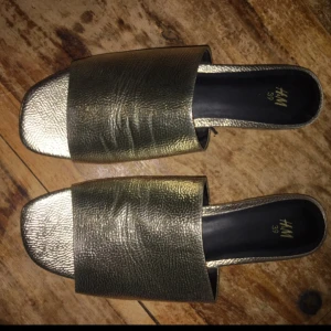  - Oanvända ljust guldiga sandaler från H&M i strl. 39