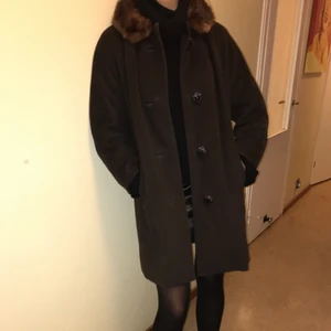  - Så himla gullig vintage kappa med äkta pälskrage från Budapest. Superfint skick!! 😊❣️
