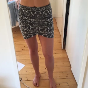  - Perfekt party kjol från BikBok. Det är en tubkjol där tyget går omlott framtill (bild 2). 