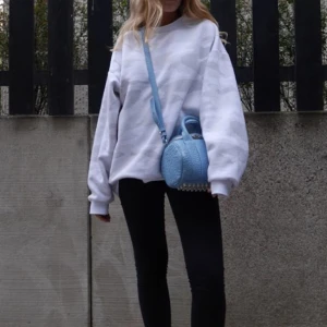  - Stor oversize camotröja i grått och vitt. Från herravdelning men passar dam också