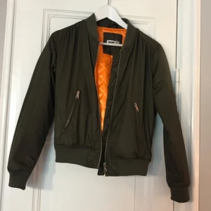  - Mörkgrön bomberjacka, Använd ett fåtal gånger. 