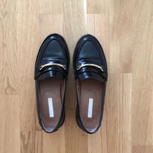  - Superfina loafers i äkta läder. Sparsamt använda! 