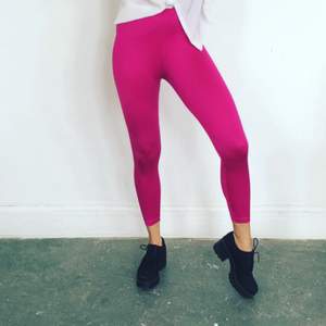 Bright pink leggings från 80-talet. Jag har själv satt i nytt resår i midjan och materialet är förvånansvärt spänstigt med tanke på hur mycket dom använts. 