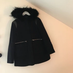  - Tjockare kappa i mörkblått med pälshuva på. Köpt i Amsterdam så vet inte riktigt märke, men liknande zara kappan. Kan mötas upp i Stockholm eller så tillkommer frakt 