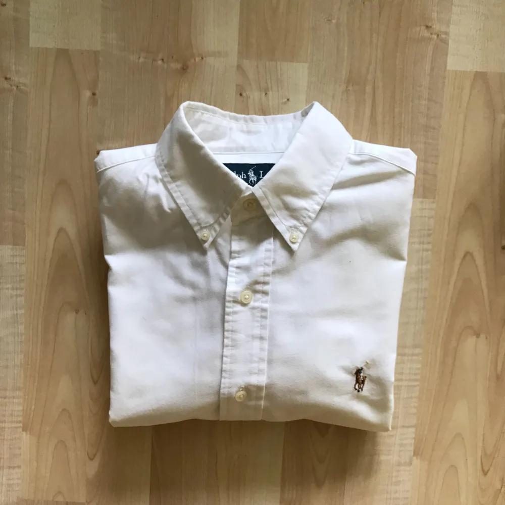 Ralph Lauren oxford shirt in size S, custom fit. White in colour, good fit for you between 175 - 185 cm in height.  Great condition, almost new. Bought at NK at 1399 SEK. . Skjortor.