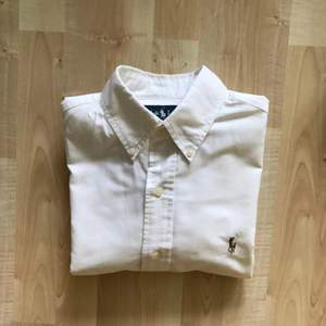 Ralph Lauren oxford shirt in size S, custom fit. White in colour, good fit for you between 175 - 185 cm in height.  Great condition, almost new. Bought at NK at 1399 SEK. 