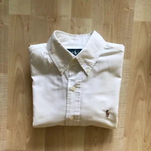  - Ralph Lauren oxford shirt in size S, custom fit. White in colour, good fit for you between 175 - 185 cm in height.  Great condition, almost new. Bought at NK at 1399 SEK. 