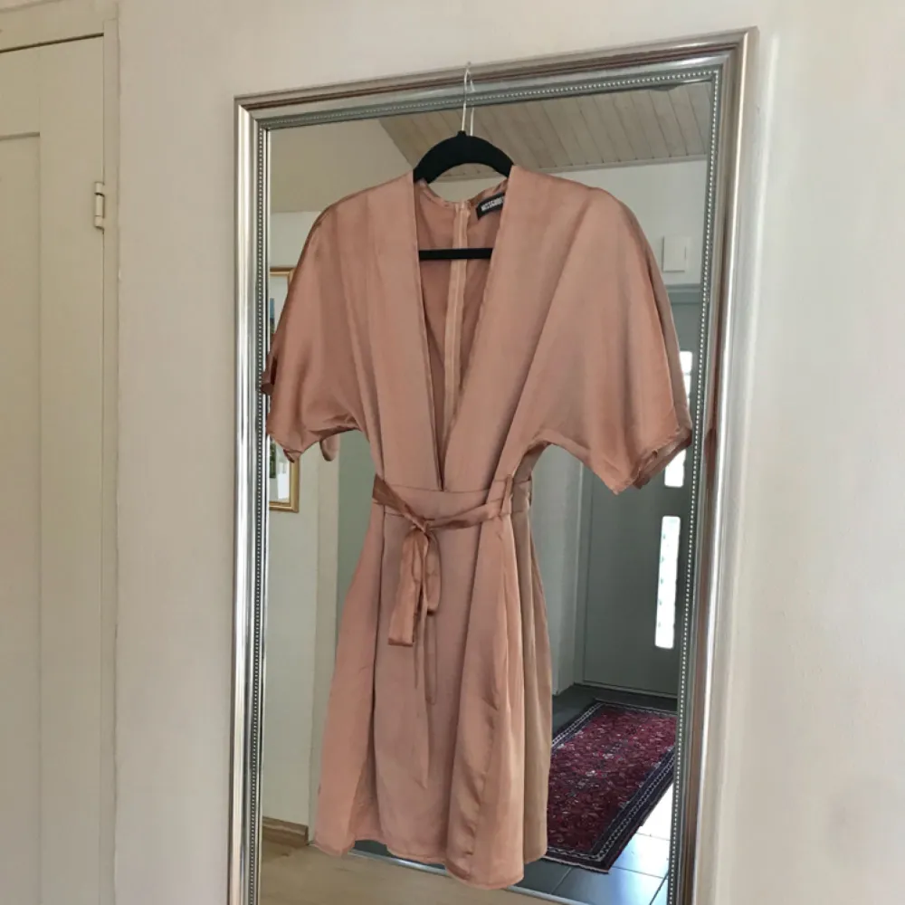 Missguided - Silky Kimono Wrap Dress Dusk pink. Säljer klänningen för att jag aldrig använder den, har använt den endast en gång. Det är ett mycket bekvämt material.. Klänningar.