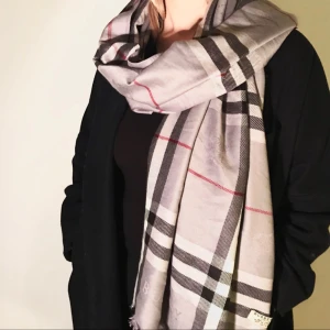  - Halsduk i Burberry mönster. Aldrig använd.  Säljes för 80kr, frakt tillkommer.  