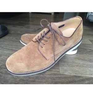  - Eleganta mockaskor från GANT med snygg sula i kontrastfärg. Innersula i äkta skinn. Nyskick, endast använda en gång. Originalpris ca 1300kr, dessa finns knappt att få tag i längre.