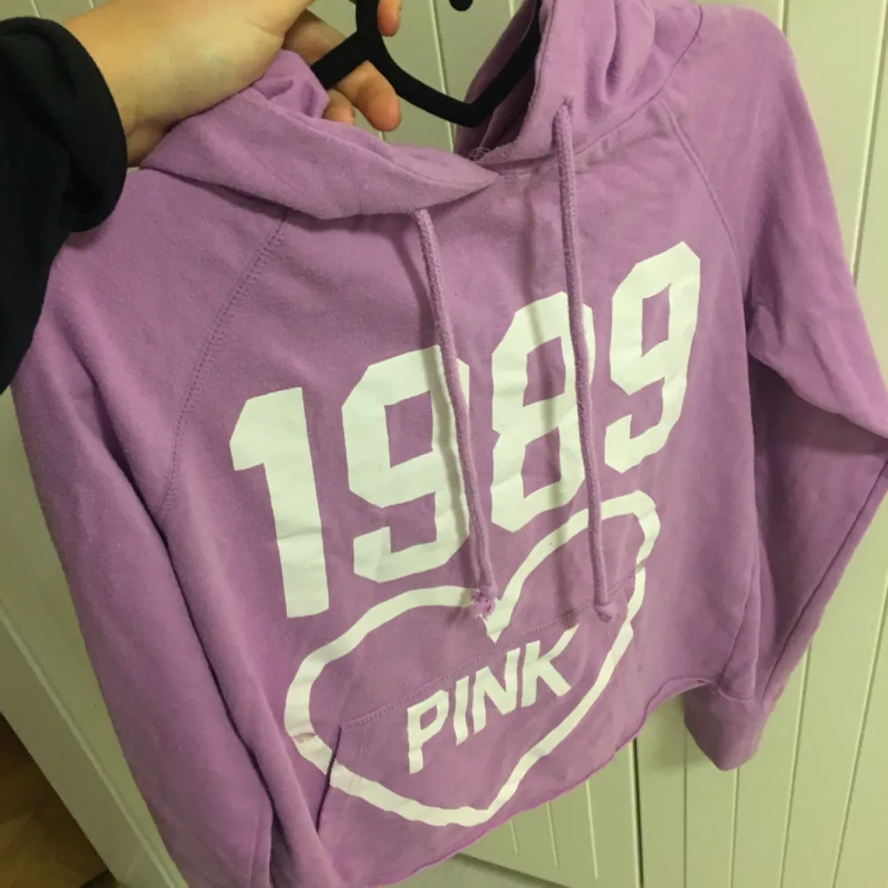 En kortare Hoodie från PINK i strl S, fint skick säljes pga att den är för liten.. Hoodies.