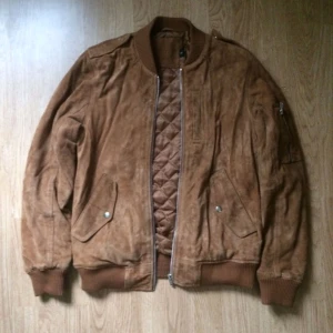  - 🍂Det gör ont i hjärtat att sälja den här fantastiska jackan men den förtjänar att bli använd! Tyvärr stor på mig, dam xs-s. Passar säkerligen en stor S eller M istället. Oversized/baggy i modellen! Från ASOS. 100% äkta mocka + 100% polyester foder. Endast provad, har sedan legat nedpackad. Som ny! Frakt: +53/89kr spårbart.🍂