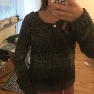  - Stickad tröja från hm med bruna ”lappar” på armbågarna! Kan mötas upp i Stockholm eller Linköping, annars tillkommer frakt💕 PS. Smutsig spegel, inte smutsig tröja:))