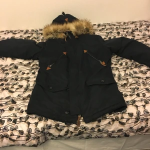  - Hej! Vinterjacka från Farah till salu, fint skick endast använd en säsong.