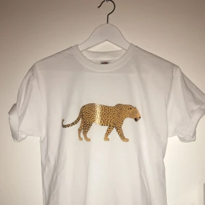  - Helt ny t-shirt från T-shirtkompaniet UF! Finns även i svart! T-shirtsen kommer unisexstorlekarna S-XL.  