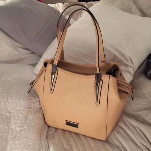  - Pierre Cardin väska, nypris 1600kr. Köpt på sommaren, använt bara en gång. 