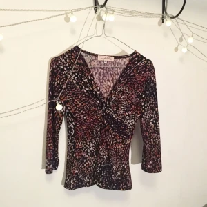  - V-ringad tröja i stretchmaterial med bruna och svarta färger som bildar ett häftigt mönster 🌹  FRI FRAKT🌻