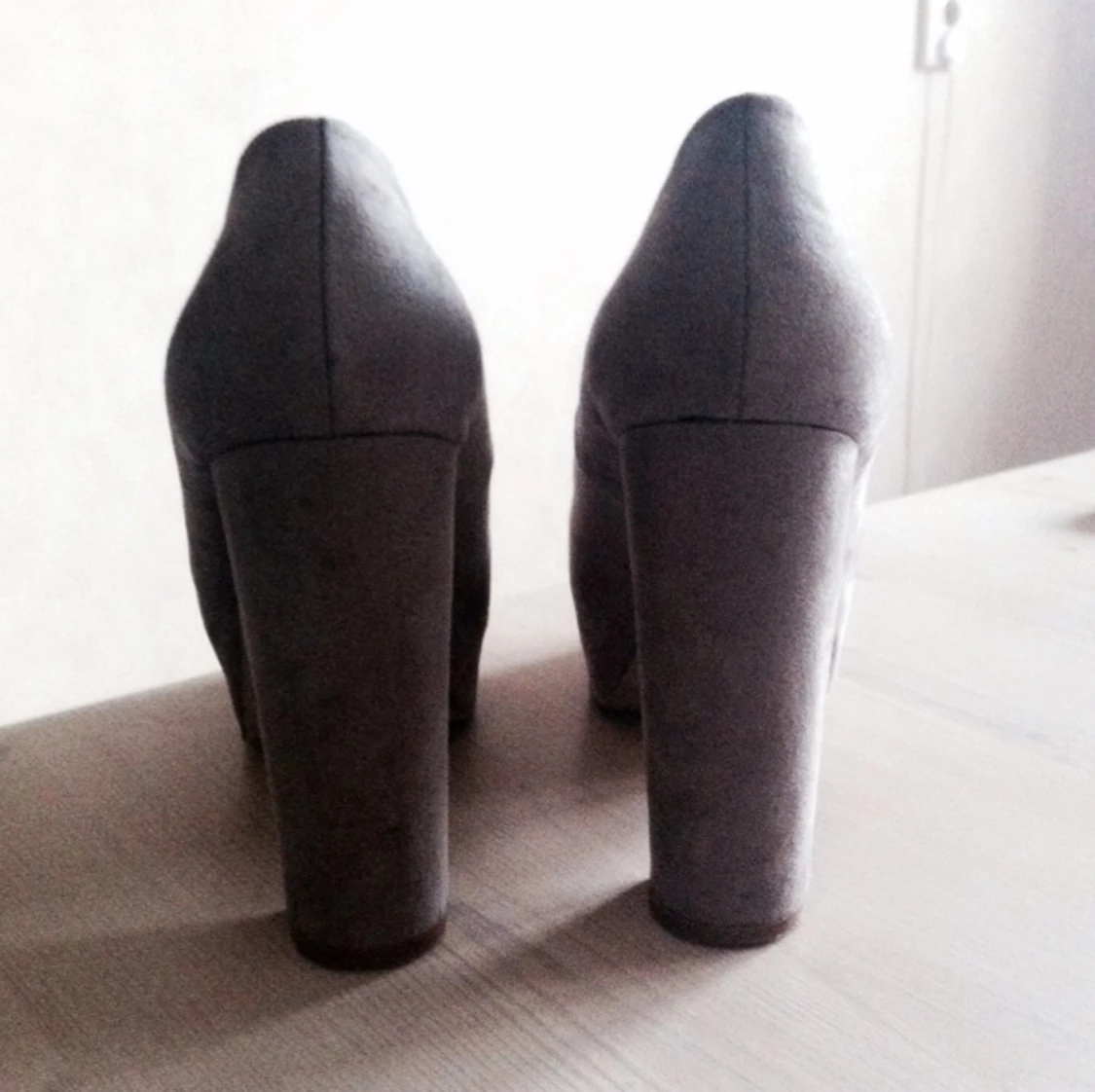 Sand färgade skor från bikbok. Något slitna på sulan. 