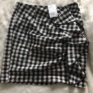  - Trendig rutig kjol. Aldrig använd pga fel storlek. Prislappen kvar. 