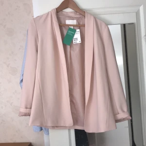 - Aldrig använd rosa kavaj från H&M med prislapp kvar. 