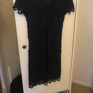  - Svart spetsklänning. Aldrig använd