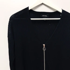  - Lång kofta i storlek S från Monki säljes för 80kr, frakt tillkommer. (Kan även mötas upp i Malmö) Betalning sker via swish.