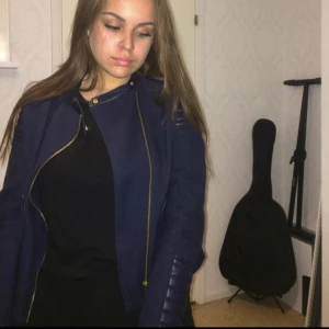  - Skön Jacka med fake-skinn detaljer. Väldigt bekväm, passar nu till höst eller vår. Använd väldigt få gånger. Frakt står köparen för, kan annars mötas upp i Stadshagen, Kungsholmen 