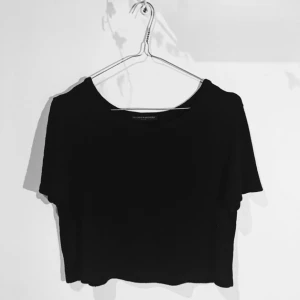  - Svart ribbad kort T-shirt från Brandy Melville. Onesize. 