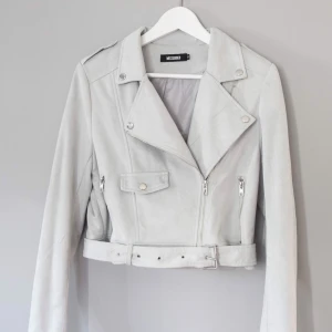  - Ashy Mint Grey faux suede motojacket från Missguided • Tunt material som är mjukt (alltså inte som en skinnjacka utan mer som en kofta nästan) • Aldrig använd dock klippt av prislappen pga testad hemma 
