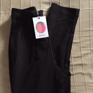  - Helt nya Simone trousers från Monki, nypris 250kr kan frakta men köparen står för frakten🦋🌈