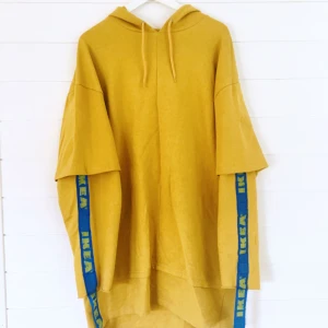 - En custom one-off IKEA hoodie i typ gul/senapsgul med blå "frakta" band längs ärmarna.  Är oversize, jag har storlek M/L och den är oversize på mig.  Kan skickas mot fraktkostnaden.  Kom gärna med bud.