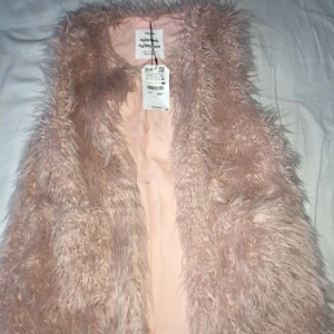  - Jättefin rosa fuskpälsväst ifrån Zara. Köpt på zara kids i september 2017. Passar en som har strl S-M.  Aldrig använd har prislappen kvar priset kan diskuteras vid snabb affär!  