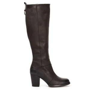  - Säljer mina svarta skinn stövlar fra K. Cobler i str 38. Dessa er knappt använda och er därför i veldig god stand. Köptes på Scorette förra hösten, men köpte tyvärr fel storlek och har därför inte använt den mer än 2-3 gånger. Ser därför nästan ut som nya. Klacken är 7,5 cm hög.  100% leather.  Speciell impregnering/balsam för just dessa skor följer med gratis (värde 120kr).  Köptes för 2100 kr.