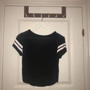  - En kortare topp/T-shirt från H&M, divided. Använd ytterst få gånger! Pris kan diskuteras vid snabb affär