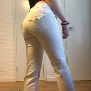 Vita jeans söker nytt hem då de aldrig kommer till användning. Man får bra röv. Köparen står för frakt💕 Jag är 164cm