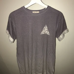  - T-shirt från River Island. Hör av dig om du undrar något, priset är förhandlingsbart! 