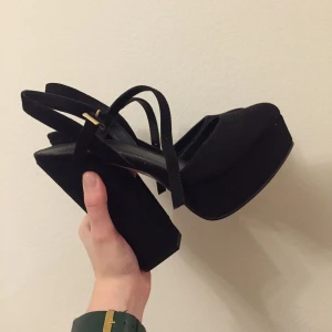  - Aldrig använda klackar från asos i sammet💫 pris INKLUSIVE frakt!