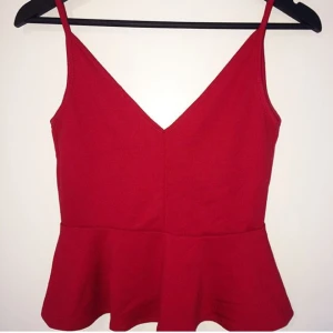  - Peplum topp med öppen rygg