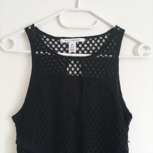  - Snygg nätklänning från Nelly! Aldrig använd, har dragkedja i sidan att stänga med. 