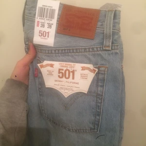 - Ett par helt nya Levis 501 i färgen clear minds. Högmidjade i "mom"-modell! Skitsnygga och aldrig använda! Storlek 28! (Finns bilder på hur de sitter på i två annonser framåt!) 