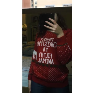  - Tjocktröja köpt från Urban Outfitters med ett citat från filmen Home Alone på!  Perfekt skick då den endast är använd en gång. Möts upp i Stockholm annars står köpare för frakt.