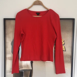  - KNALLRÖD långärmad och ribbad tröja från Monki.  Endast provad! Superfin klar färg och skönt material. 🍓🍓