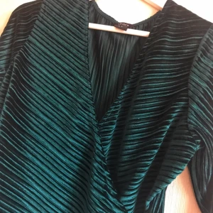  - Mörkgrön longsleeves från Lindex. Har använt den en gång 