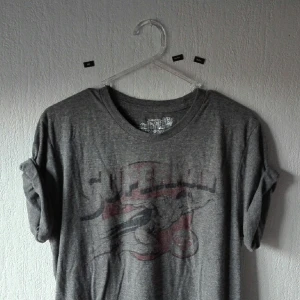  - A superman shirt with a super-chill-wash. "jag tänker dallra". Male sized medium. 