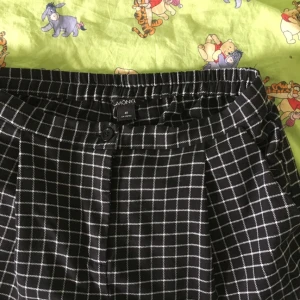  - ett till par kostymbyxor från monki som blivit för stora för mig. dessa är i lite grövre material än de svarta 🌷 midjemått: ca 39cm