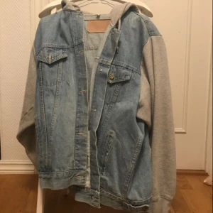  - Jacka från Beyond Retro. Så snygg! Kan skicka fler bilder ifall någon är intresserad. Jag betalar inte för frakt.