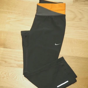  - Gråa tights från Nike med 3/4 längd. Helt nya!