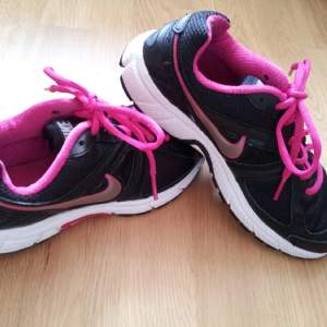Nike gympa eller promenadskor. i bra skick. super sköna att gå i.  färg : rosa& svart. storlek 37.  23, 5 Cm.