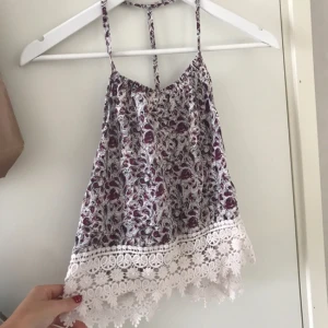  - Linne med volang nertill , köparen står för frakten 