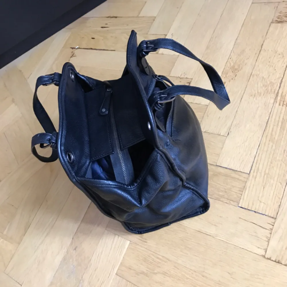 Ca 40x20, fin handväska i läder. Säljer den föööör billigt men måste rensa och denna används tyvärr sällan 😢. Väskor.